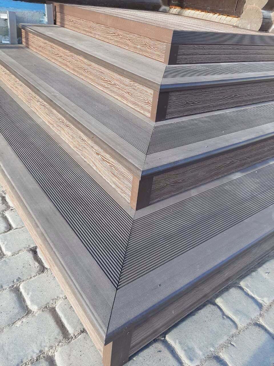 Завершенный монтаж угловой лестницы